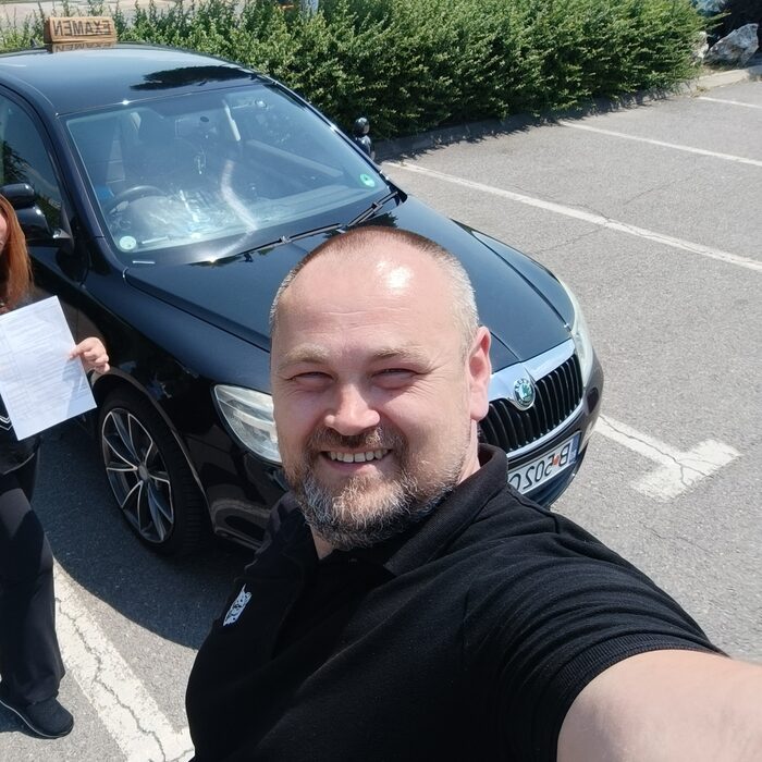 Mihai Alexandru, instructor auto și școală de șoferi categoria B, lângă mașina de instruire